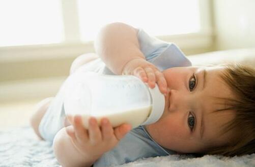 母乳初期为什么是黄色?